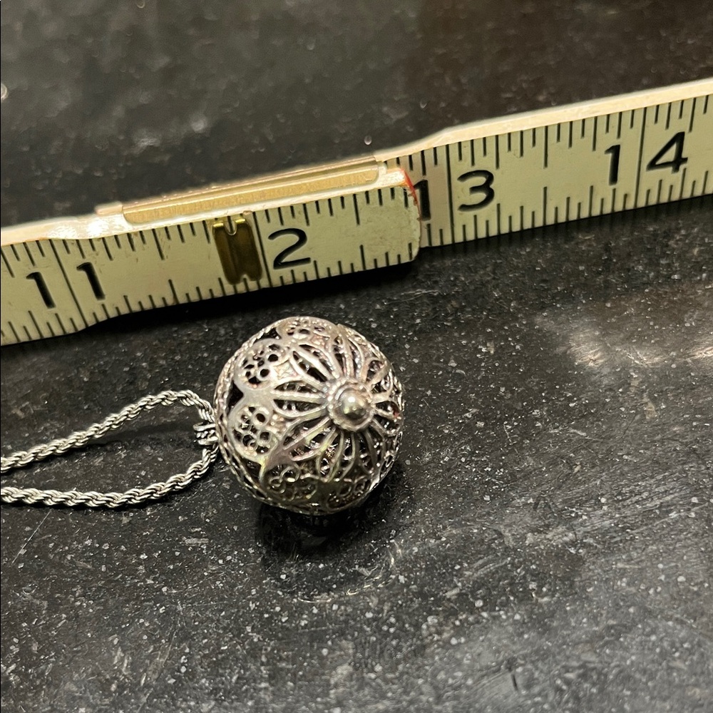 Elegant Silver Filigree Pendant Necklace